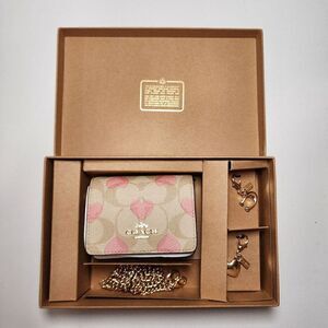 NWT Coach CP473 Boxed Mini Wallet On A Chain In Signature Canvas Heart Print